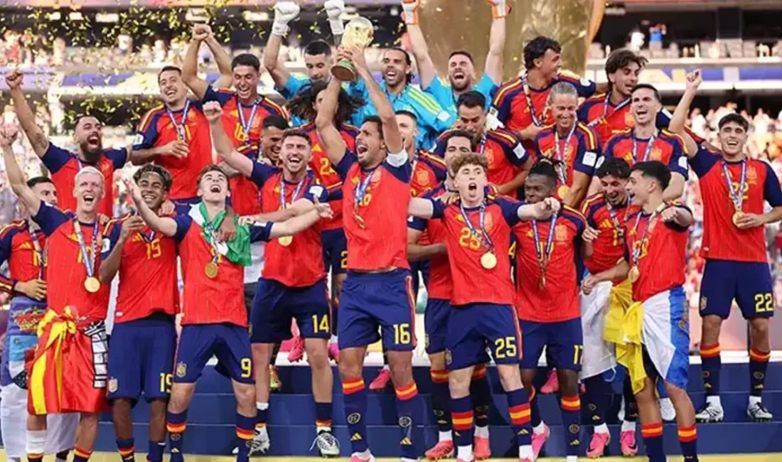 İspanya, 2026 FIFA Dünya Kupası'nı kazanarak kupayı kaldırdı. Rodri Altın