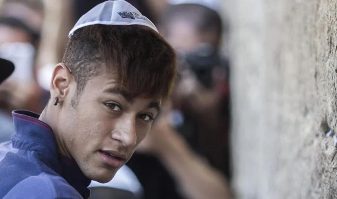 Neymar'ın Ağlama Duvarı'ndaki kipalı fotoğrafı sosyal medyada Yahudi olduğu iddiasını