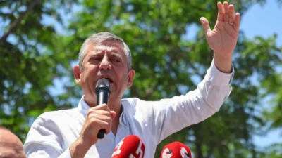 'Mutlak butlan' kararının Yargıtay'a gönderilmesine ilişkin Kırıkkale'de konuşan Özgür Özel