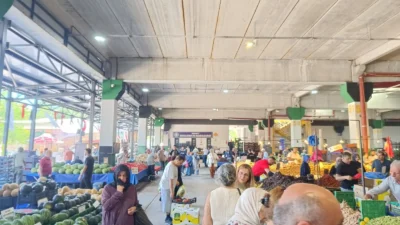 İzmit'te her hafta kurulan Doğu Kışla Perşembe Pazarı'nda yaz mevsiminin