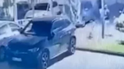 Elazığ’da bir sitenin otoparkına gelen şüpheliler, park halindeki otomobilin camını