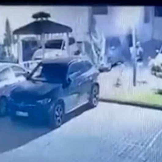 Elazığ’da bir sitenin otoparkına gelen şüpheliler, park halindeki otomobilin camını