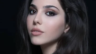 Pelin Uluksar, televizyon dünyasında dikkat çeken bir oyuncudur. Eğitim hayatı