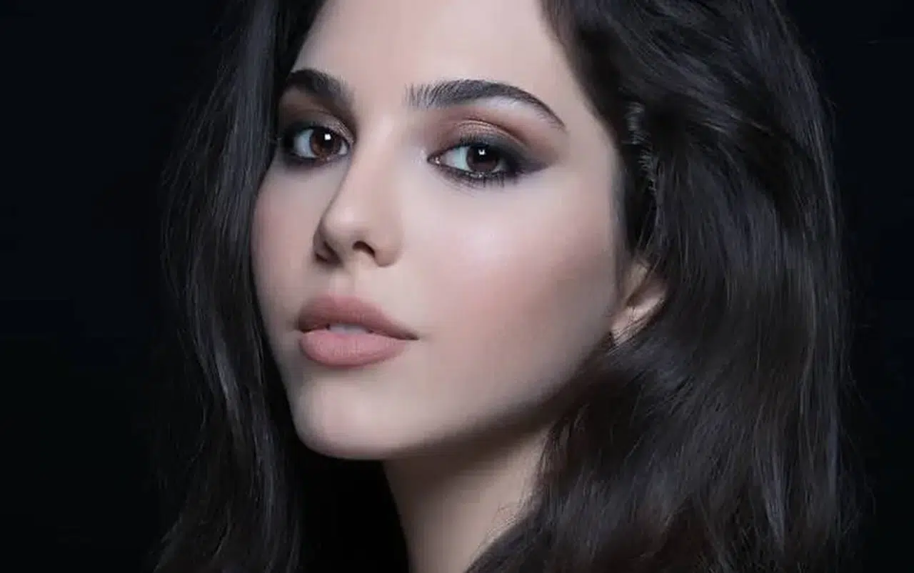 Pelin Uluksar, televizyon dünyasında dikkat çeken bir oyuncudur. Eğitim hayatı
