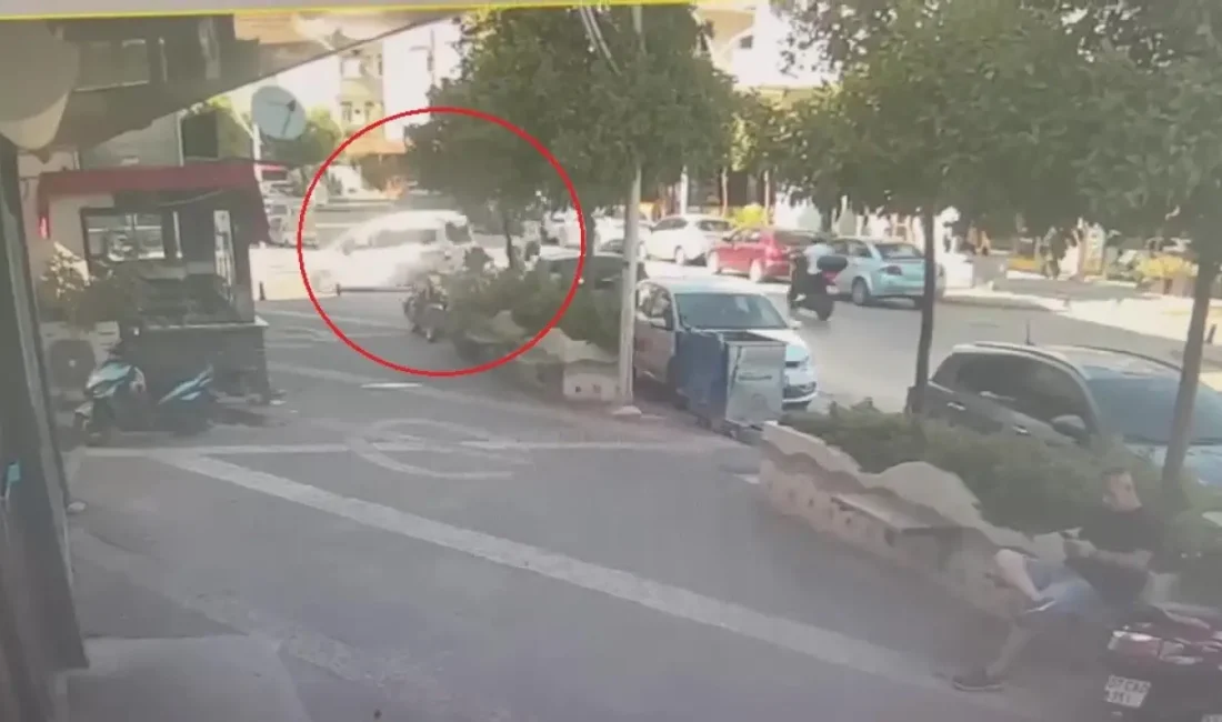 Antalya'nın Manavgat ilçesinde sokağa dönmek isteyen hafif ticari araç ile
