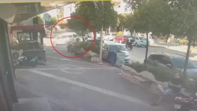 Antalya'nın Manavgat ilçesinde sokağa dönmek isteyen hafif ticari araç ile