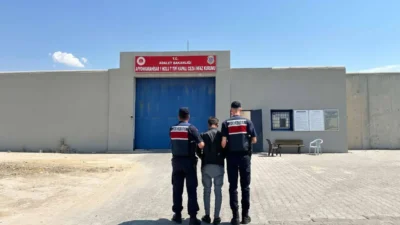 Afyonkarahisar'da jandarma ekipleri tarafından çeşitli suçlardan aranan kişilere yönelik denetimler