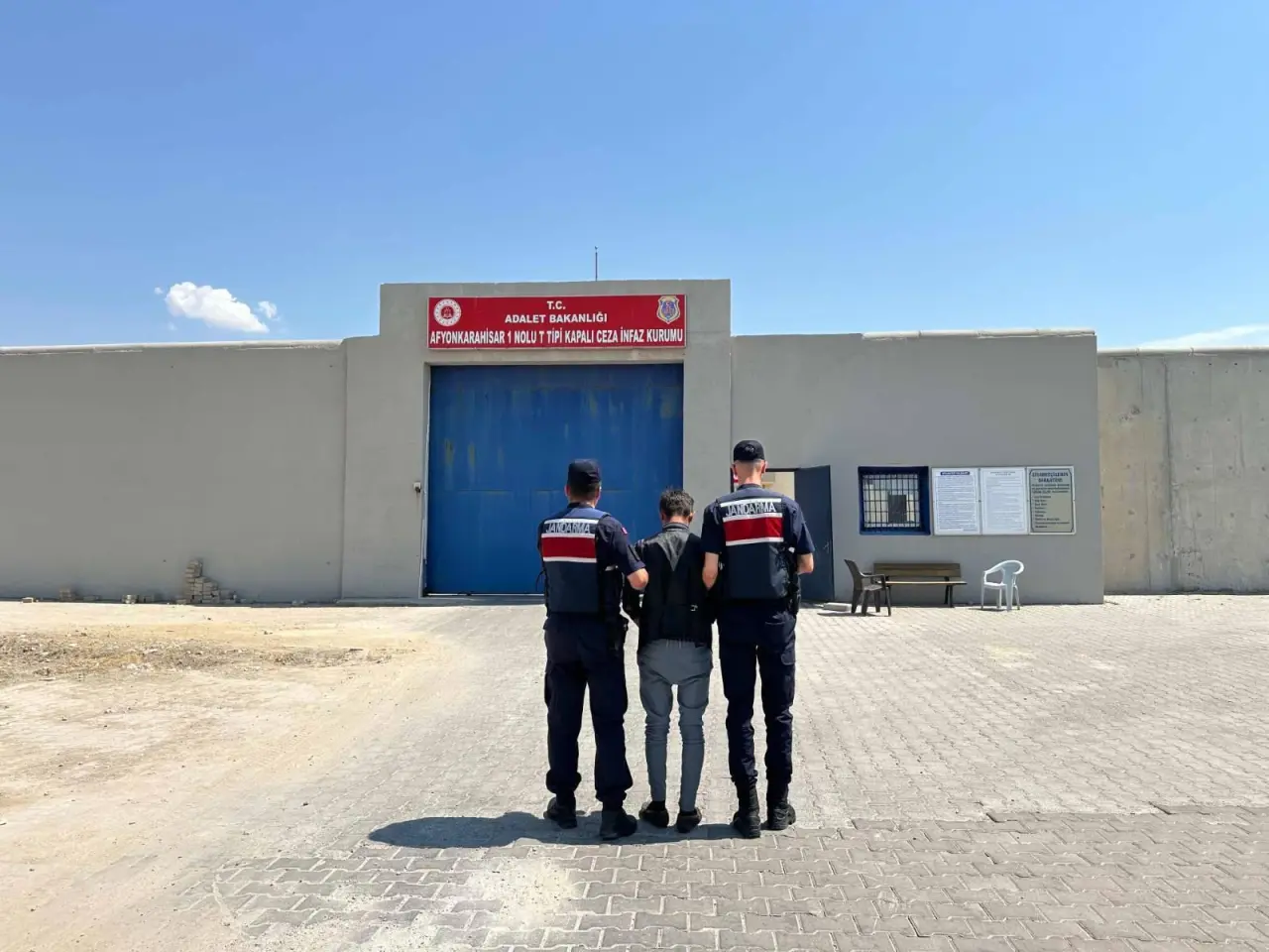 Afyonkarahisar'da jandarma ekipleri tarafından çeşitli suçlardan aranan kişilere yönelik denetimler