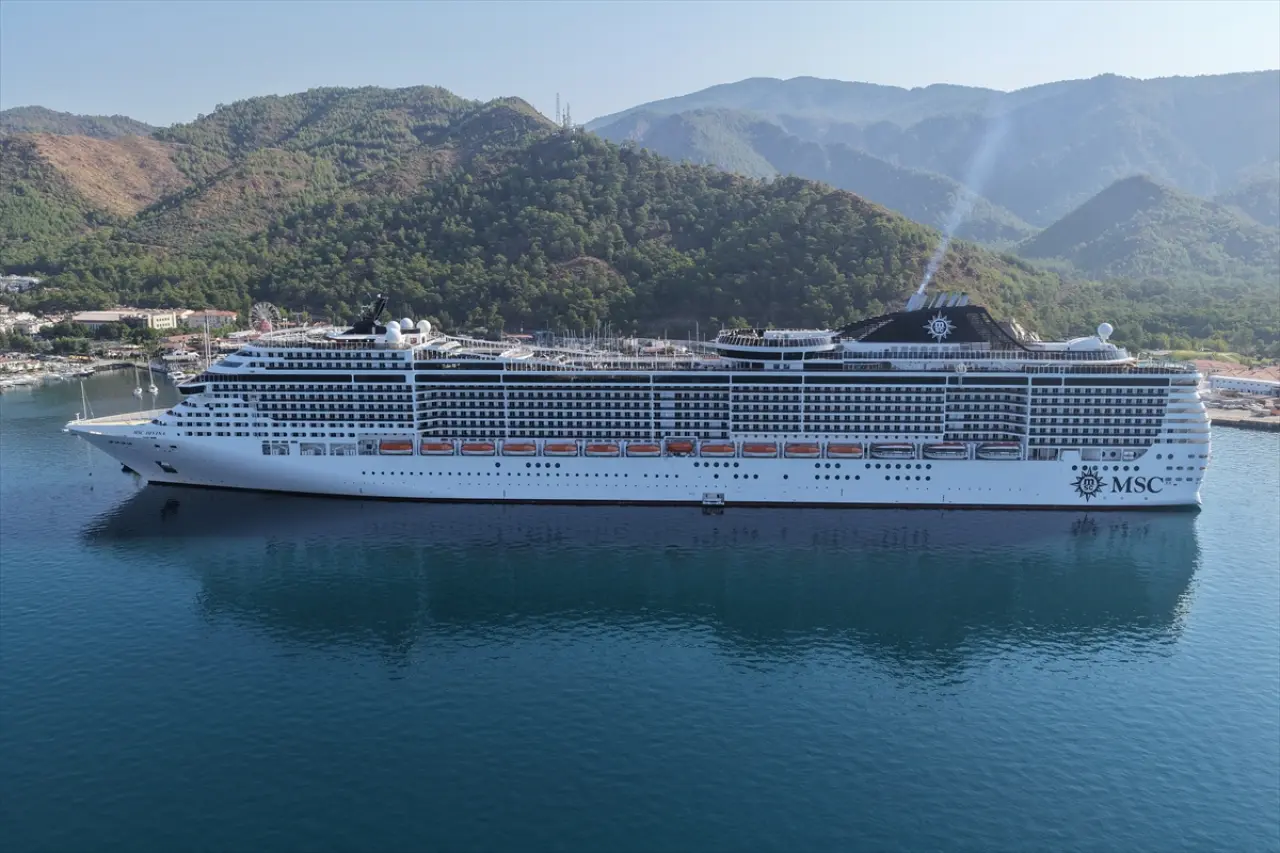 Muğla'nın Marmaris ilçesine, Panama bayraklı 'MSC Divina' adlı kruvaziyeri geldi.