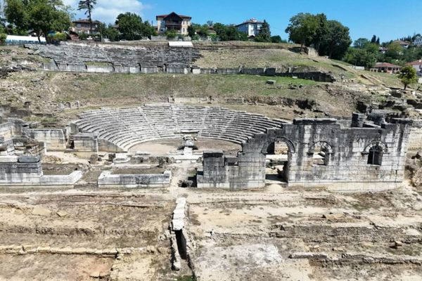 Düzce Belediyesi’nin personel ve lojistik desteği sağladığı Konuralp Antik Tiyatrosu