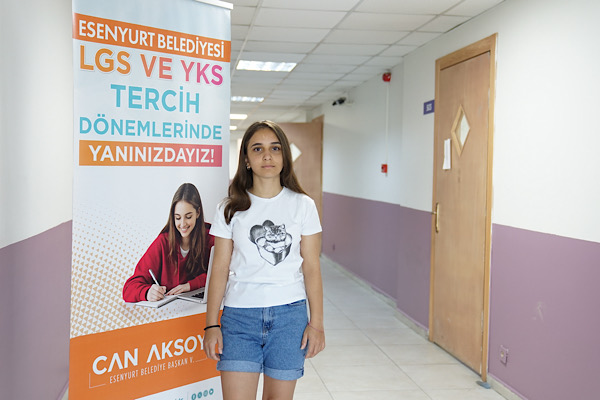  Esenyurt Belediyesi Sürekli Eğitim Merkezi'nde ücretsiz LGS eğitimi alan öğrencilerden