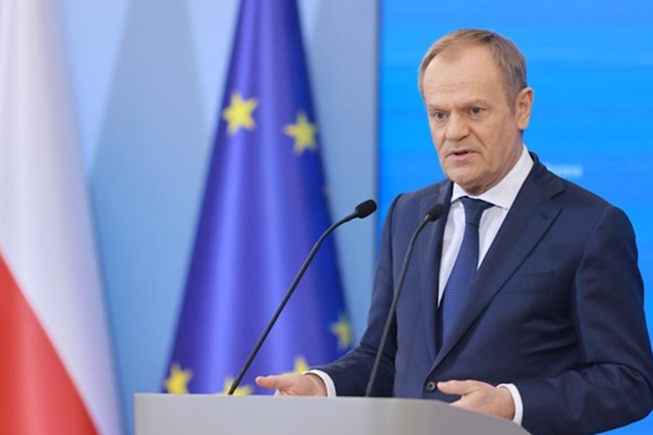 Polonya Başbakanı Donald Tusk, Avrupa'nın en büyük Apache AH-64E helikopter