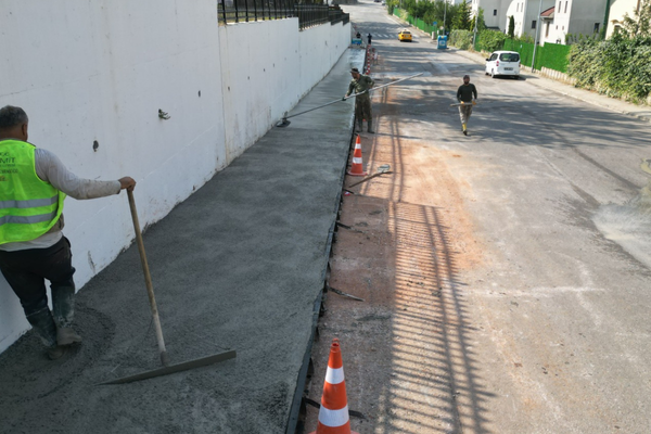 İzmit Belediyesi, Tüysüzler Mahallesi Dalyan Sokak'ta 400 metre uzunluğunda beton