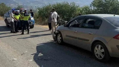 Tokat’ta alçılı koluyla motosiklet kullanan sürücü, otomobile çarparak kazaya neden