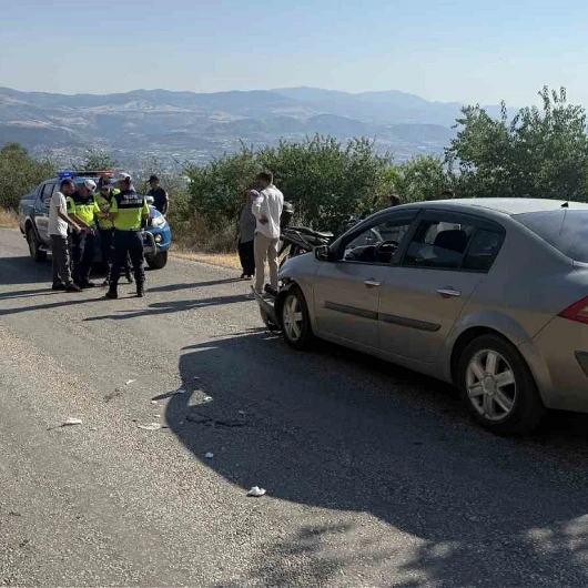 Tokat’ta alçılı koluyla motosiklet kullanan sürücü, otomobile çarparak kazaya neden