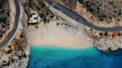 Kaş ile Kalkan arasında yer alan Kaputaş Koyu, turkuaz renkli