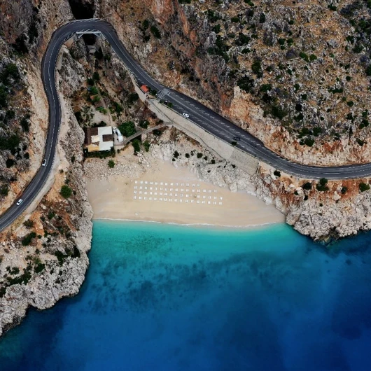Kaş ile Kalkan arasında yer alan Kaputaş Koyu, turkuaz renkli