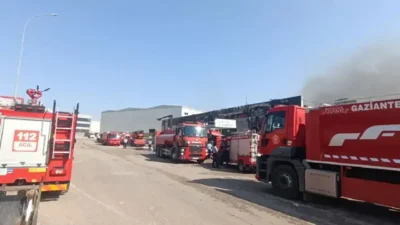 Gaziantep'te elyaf fabrikasında yangın çıktı. Alevler ekiplerin müdahalesiyle kontrol altına