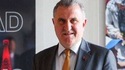 Gençlik ve Spor Bakanı Dr. Osman Aşkın Bak, tribünlerde çocuklara