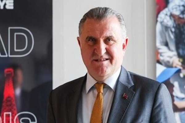 Gençlik ve Spor Bakanı Dr. Osman Aşkın Bak, tribünlerde çocuklara