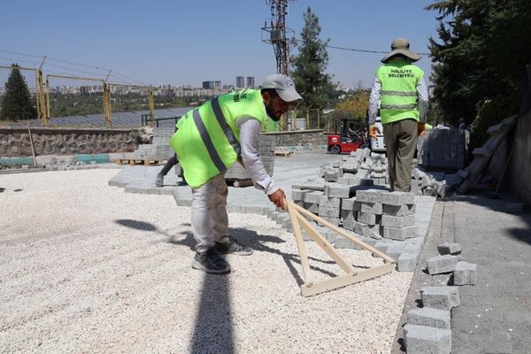 Haliliye Belediyesi, ilçenin farklı mahallelerinde 12 ekiple yol yapım, bakım