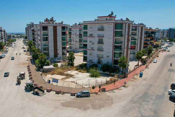 Kumluca Belediyesi, Narenciye Mahallesi'nde sürdürdüğü kaldırım ve yağmur suyu drenaj