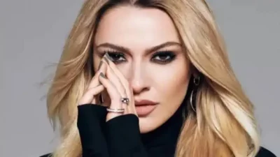 Hadise, Marmaris Amfi Tiyatro'daki konserinde sahneye davet ettiği hayranıyla unutulmaz