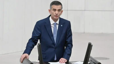 Ümit Dikbayır, Türk siyasetinde önemli görevlerde bulunmuş bir isimdir. Siyasi