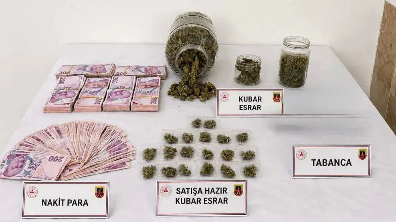 Aydın'ın Nazilli ilçesinde uyuşturucu ticareti yaparken suçüstü yakalanan iki şüpheli