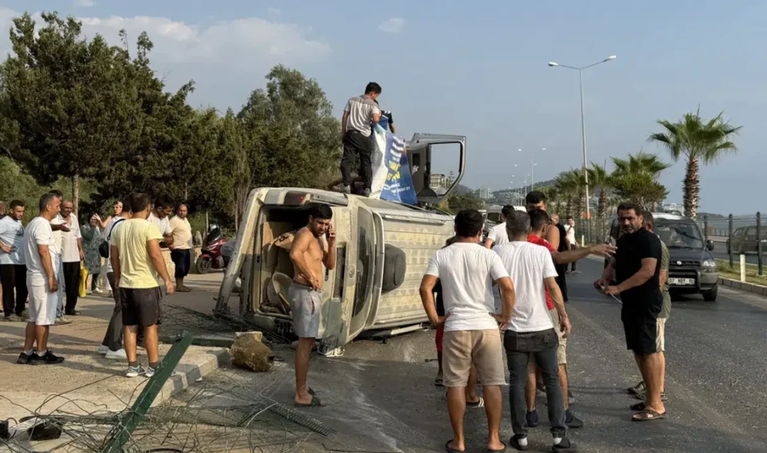Antalya'nın Alanya ilçesinde hafif ticari araç refüje çarpıp devrildi. Kazada