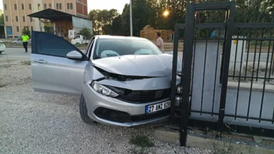 Bilecik'in Gölpazarı ilçesinde kontrolden çıkarak bir binanın demir kapı girişine