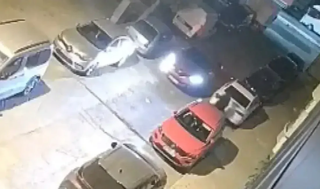 Sultangazi'de motosikletli 2 şüpheli daha önce keşif yaptıkları sokaktaki otomobile