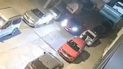 Sultangazi'de motosikletli 2 şüpheli daha önce keşif yaptıkları sokaktaki otomobile
