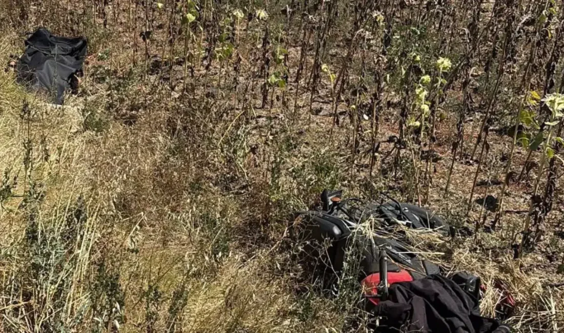 Tekirdağ'ın Hayrabolu ilçesinde sürücünün direksiyon hakimiyetini kaybetmesi sonucu motosiklet devrildi,