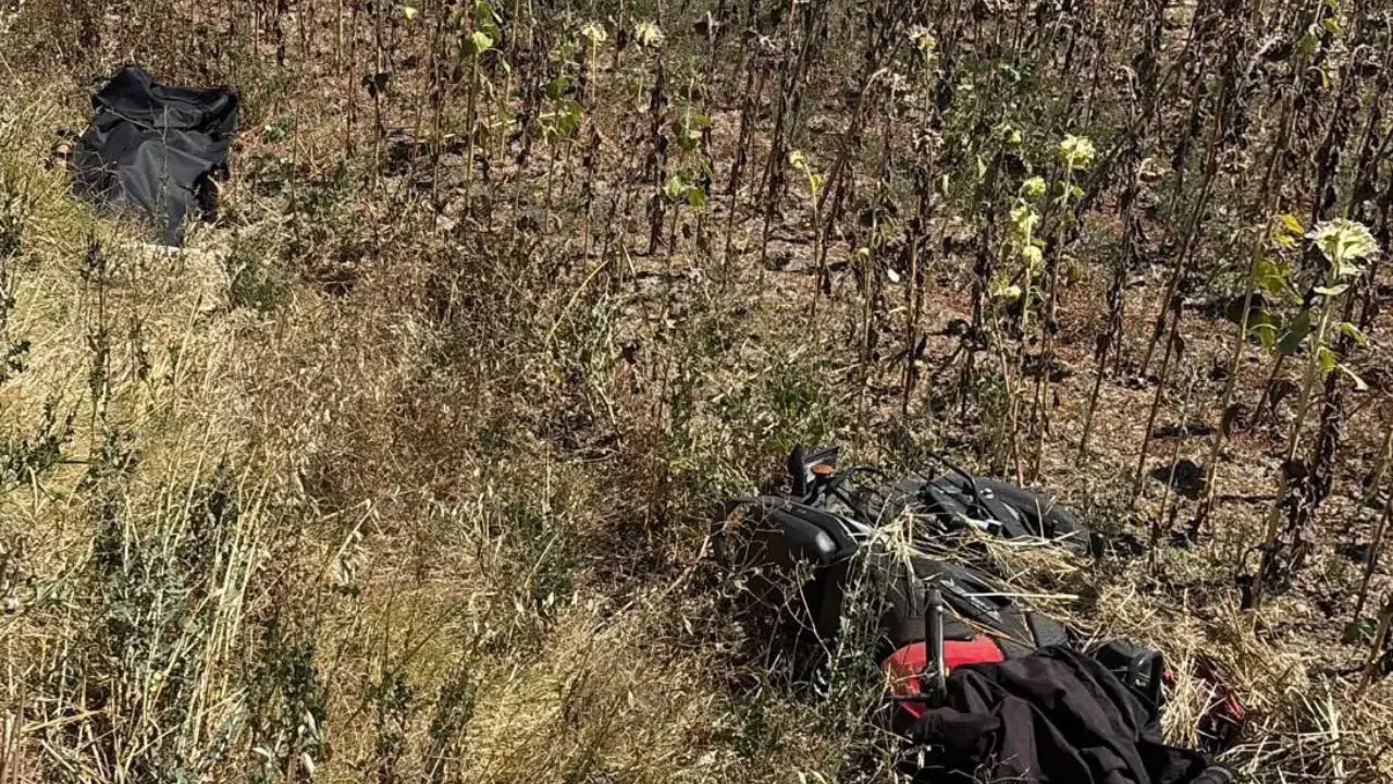Tekirdağ'ın Hayrabolu ilçesinde sürücünün direksiyon hakimiyetini kaybetmesi sonucu motosiklet devrildi,
