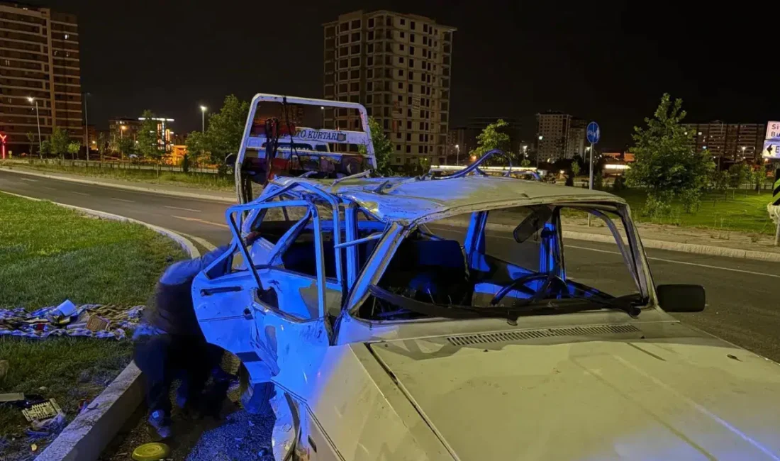 Kayseri'nin Melikgazi ilçesinde 2 otomobil çarpıştı. Kazada yaralanan 4 kişi