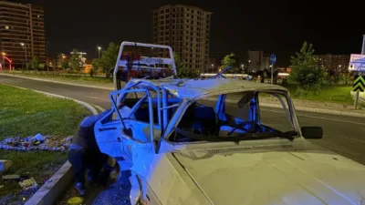 Kayseri'nin Melikgazi ilçesinde 2 otomobil çarpıştı. Kazada yaralanan 4 kişi