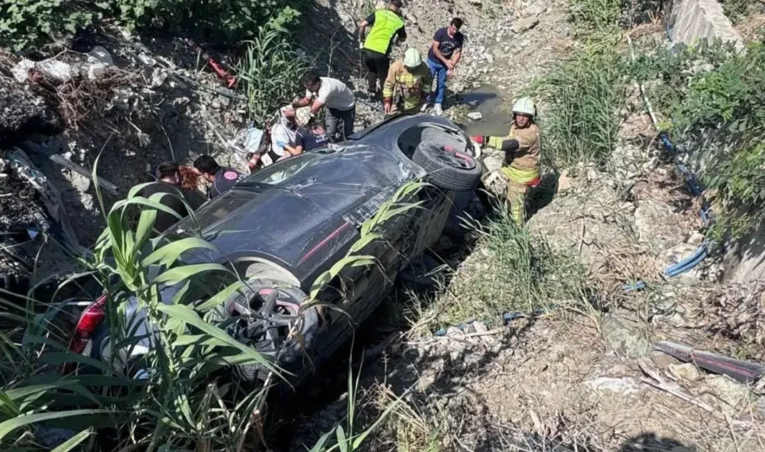 Hatay’ın Samandağ ilçesinde sürücüsünün direksiyon hakimiyetini kaybettiği otomobil yol kenarına