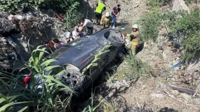 Hatay’ın Samandağ ilçesinde sürücüsünün direksiyon hakimiyetini kaybettiği otomobil yol kenarına