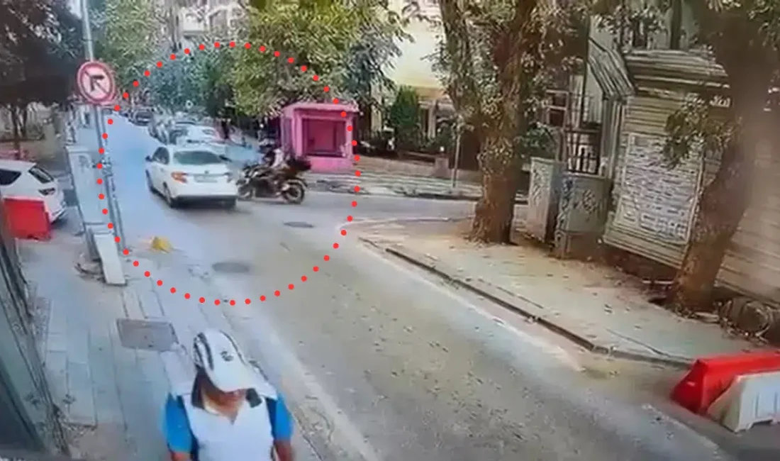 Kadıköy Caddebostan’da sokaktan çıkan motosiklet, caddede ilerleyen otomobile çarptı. Çarpışmanın
