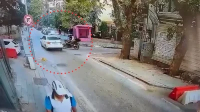Kadıköy Caddebostan’da sokaktan çıkan motosiklet, caddede ilerleyen otomobile çarptı. Çarpışmanın