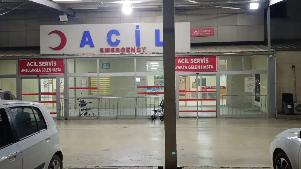 Avcılar’da bir oto galeride çıkan yangında 3 otomobil kullanılamaz hale