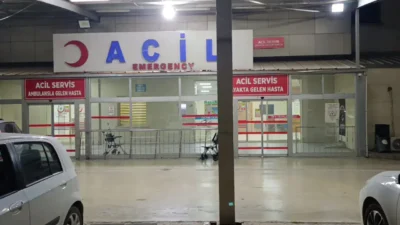 Adana'nın Kozan ilçesinde 2 grup arasında kavga çıktı. Kavgada yaralanan