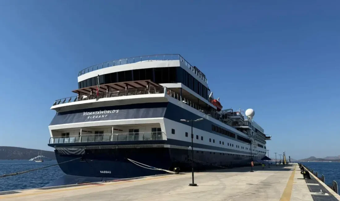 Muğla'nın Bodrum ilçesine Vidanta World's Elegant isimli kruvaziyer geldi. Gemide