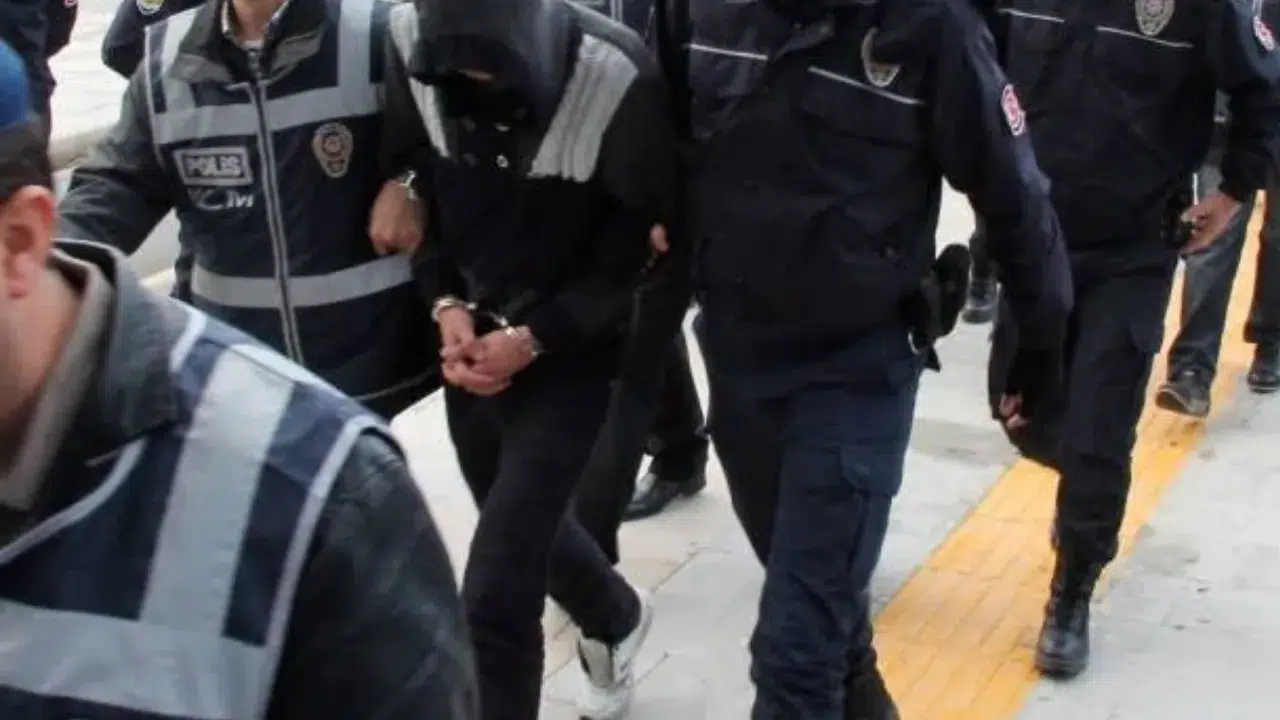 Eskişehir'de polis ekipleri tarafından 3 ayrı uyuşturucu operasyonu düzenlendi. Operasyonlarda