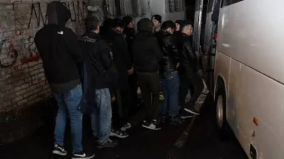 Afyonkarahisar'ın Çay ilçesinde tır dorsesinde 14 düzensiz göçmen yakalandı. Yakalanan