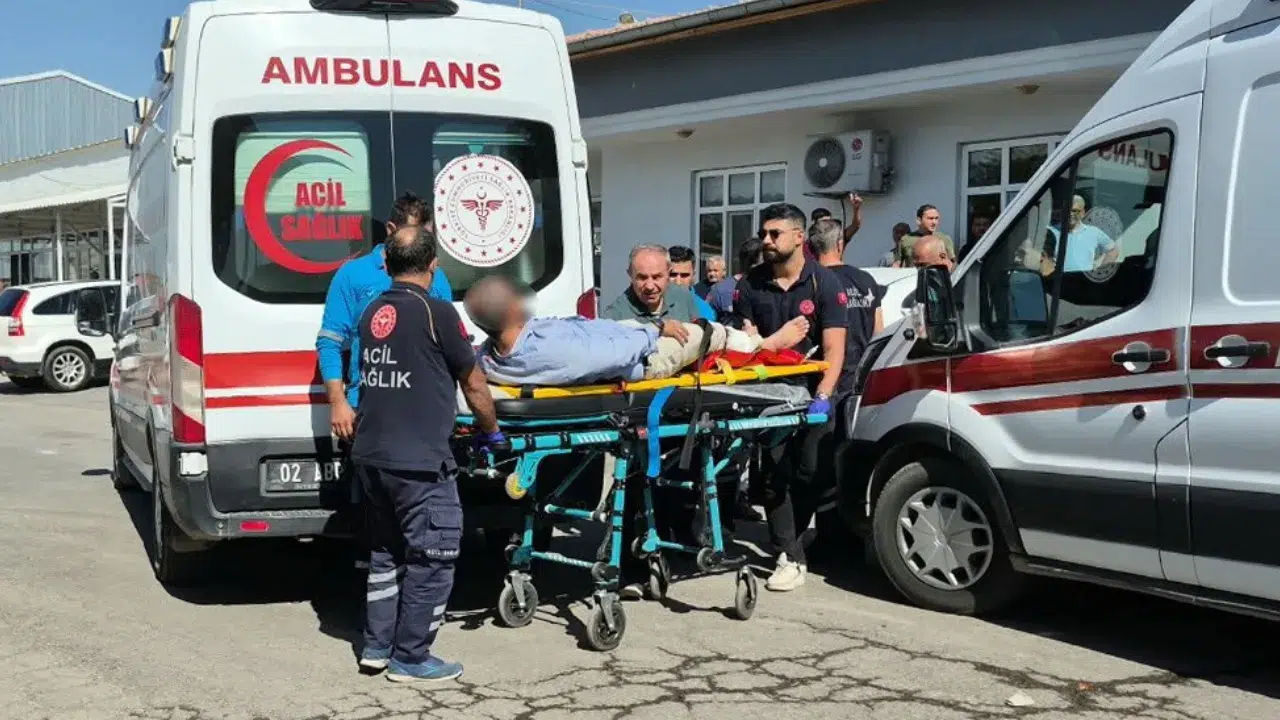 Adıyaman Belediyesi Ek Hizmet Binası bahçesinde kimliği belirlenemeyen kişiler tarafından