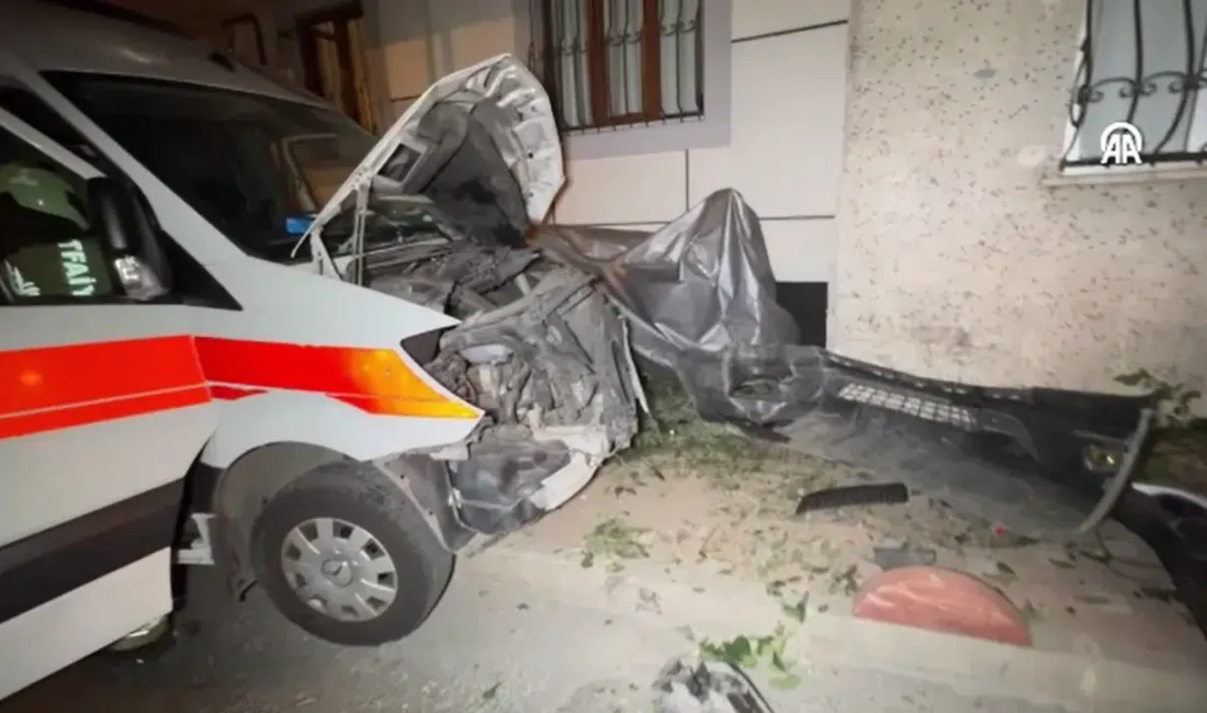 İstanbul'un Bayrampaşa ilçesinde hasta taşıyan ambulans ile otomobil çarpıştı. Kazada