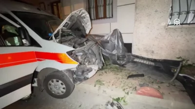 İstanbul'un Bayrampaşa ilçesinde hasta taşıyan ambulans ile otomobil çarpıştı. Kazada