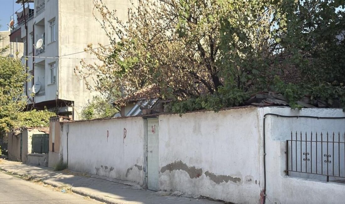 Eskişehir'in Tepebaşı ilçesine bağlı Şarhöyük Mahallesi Bahçeseven Sokak'taki tek katlı